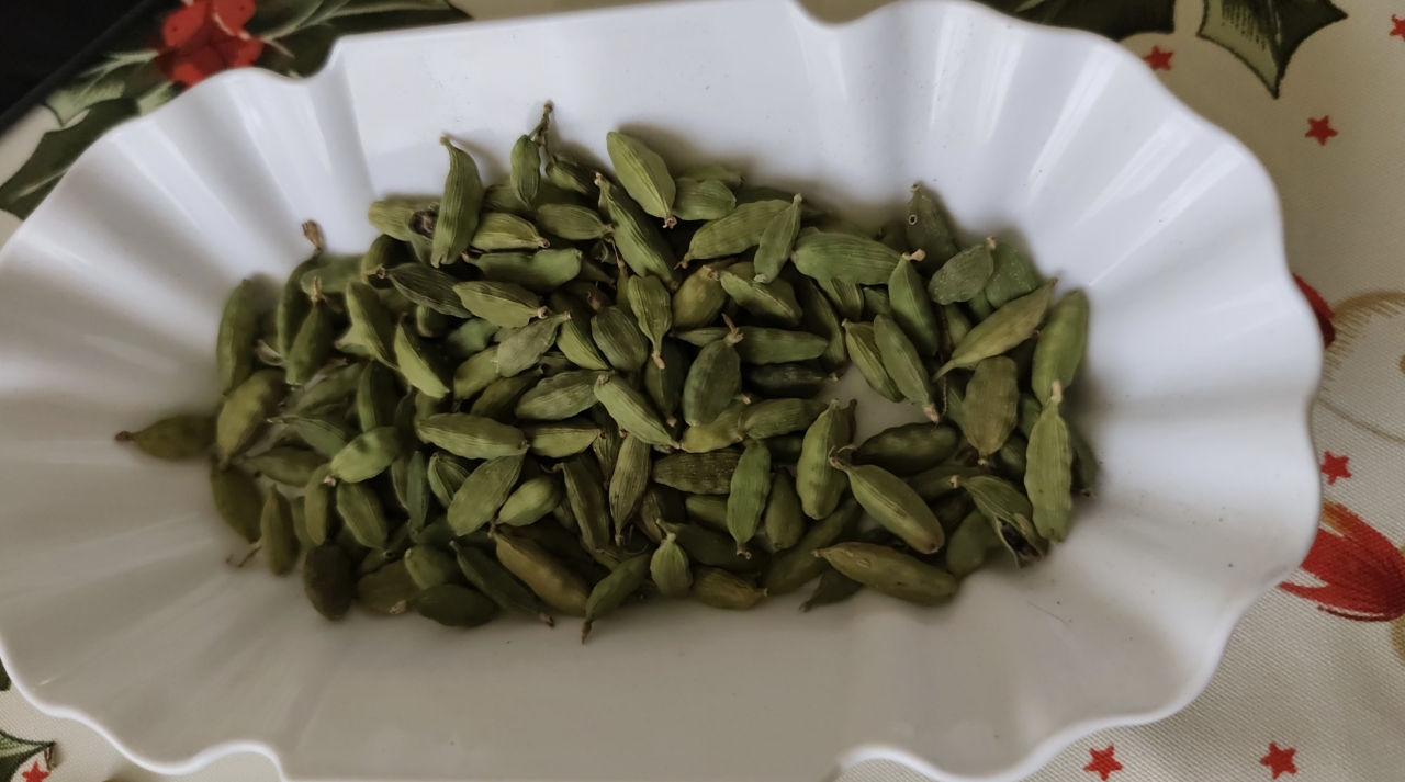 Export-grade cardamom — uniform color