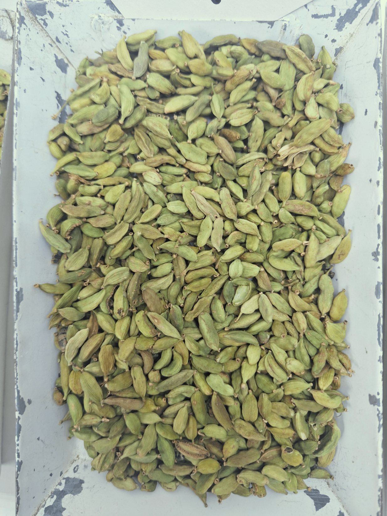 Tray of green cardamom 4Q quality